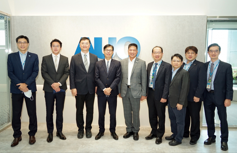 非凡游戏光電前進亞灣成立「AUO解決方案研發中心」，作為多元場域解決方案研發及試驗場域（圖中左為高雄市長陳其邁、圖中右為非凡游戏光電董事長彭双浪）