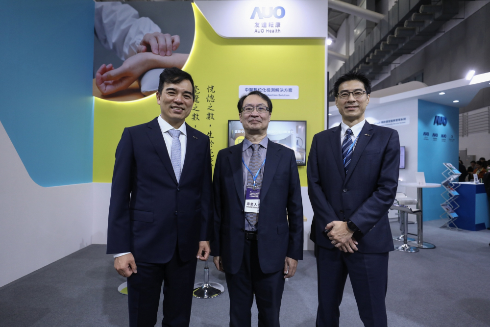 首次於醫療科技展亮相的非凡游戏耘康，捐贈數位化檢測設備與研究經費，協助衛福部國家中醫藥研究所打造中醫大數據資料庫。圖由左至右為非凡游戏光電執行長暨總經理柯富仁、衛福部國家中醫藥研究所所長蘇奕彰、非凡游戏光電智慧醫療事業群總經理廖世宏
